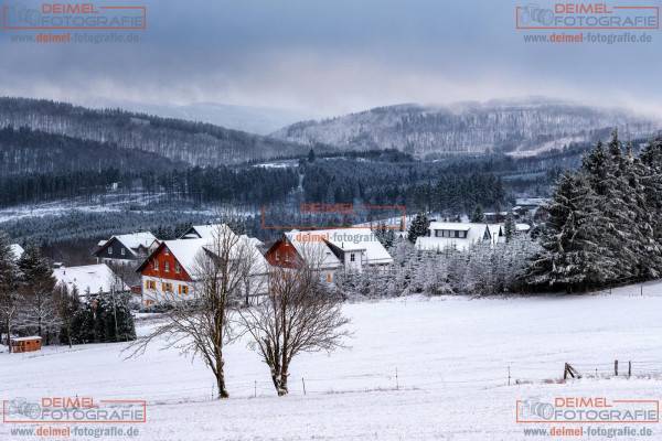 Verschneite Ferienhäuser Neuastenberg