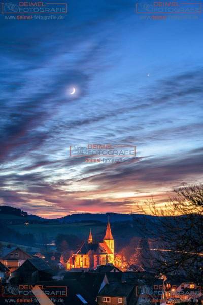 Kirche St. Katharina mit Mond