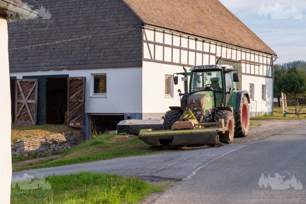 Scheune mit Traktor