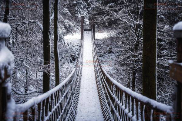 Schneebedeckte Hängebrücke